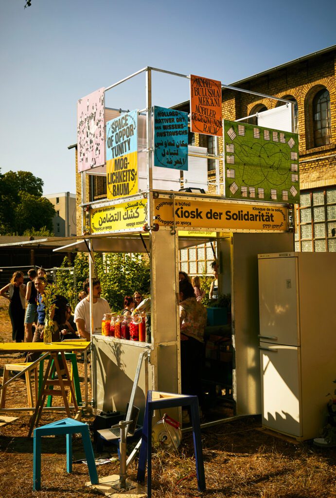 Einige Menschen bilden eine Schlange vor dem mobilen Kiosk.