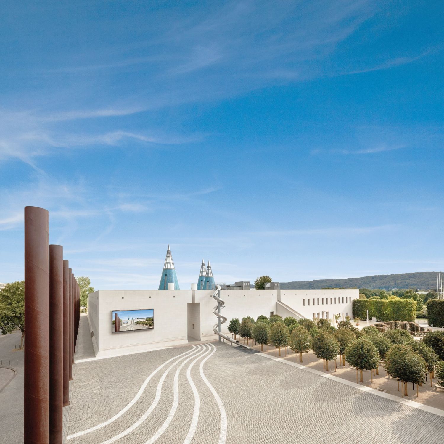 View of the Bundeskunsthalle and the museum forecourt in Bonn.