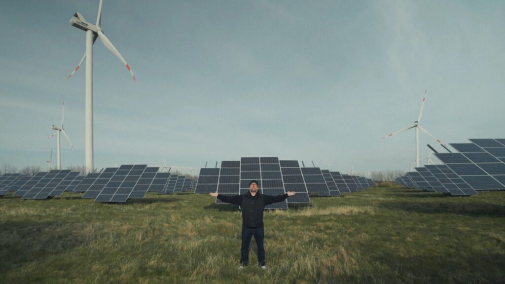 Scene from the documentary miniseries &ldquo;Wir k&ouml;nnen auch anders&rdquo;: A person is standing in a solar farm.