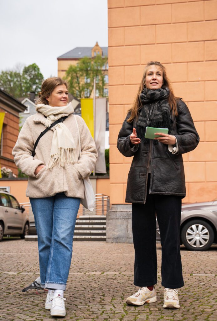 Die Initiatorinnen von Queering the City f&uuml;hren Teilnehmende durch einen Stadtrundgang in Wuppertal.