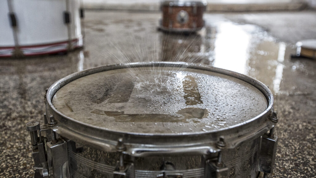 Schmelzwasser tropft auf eine Trommel der Installation &bdquo;Eismusik&ldquo;, bei der das schmelzende Eis Kl&auml;nge erzeugt.
